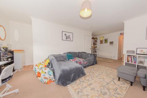 2 bedroom flat for sale, Busely Court, Morley, Leeds