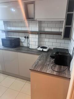 Studio to rent, Prestbury Road, London E7