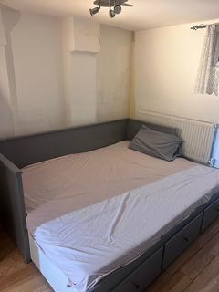 Studio to rent, Prestbury Road, London E7