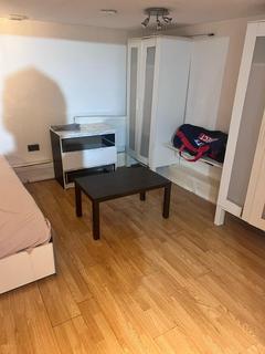 Studio to rent, Prestbury Road, London E7