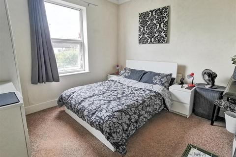 2 bedroom flat to rent, Burdett Avenue, Westcliff On Sea, Essex