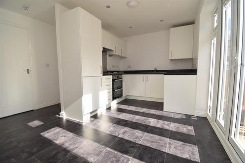 3 bedroom semi-detached house to rent, Wren Green Way, Wakefield WF2