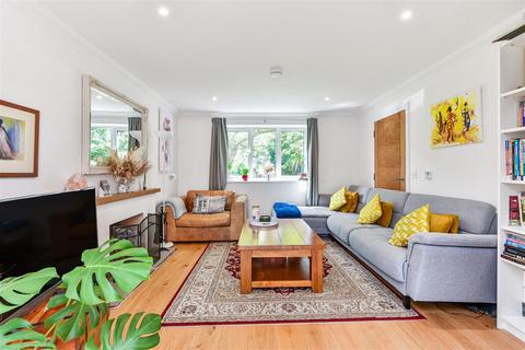 30a Bircholt Road, Liphook, GU30 7PQ