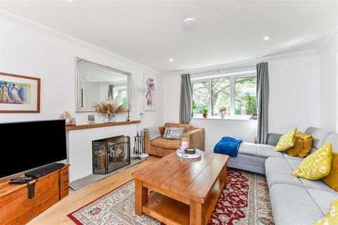 30a Bircholt Road, Liphook, GU30 7PQ