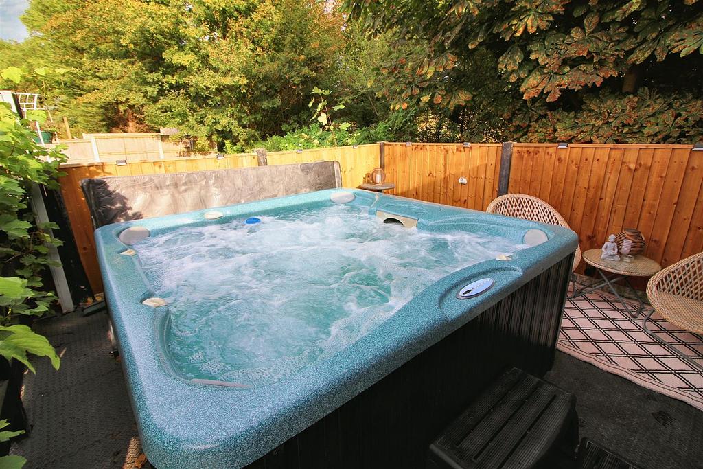 Hot tub (1).jpeg