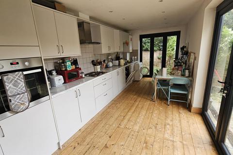 4 bedroom end of terrace house to rent, Northcote Road, London E17