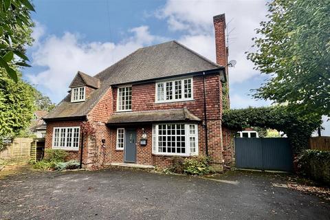 4 bedroom detached house for sale, Park Road, Surrey GU15