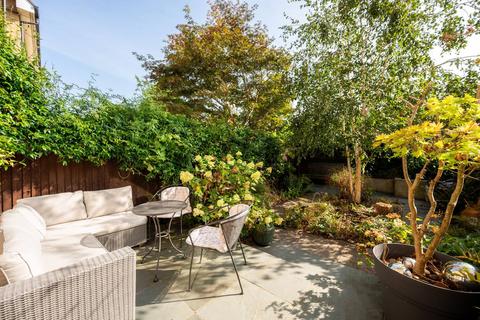 56 Hayes Grove, London, SE22 8DF