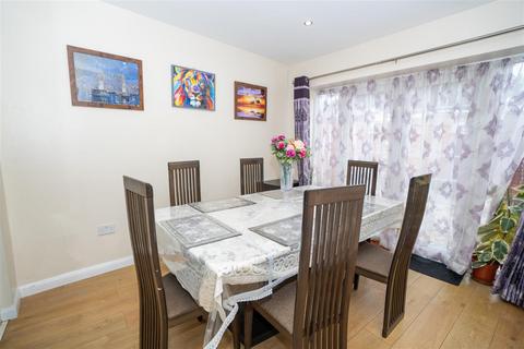 5 bedroom semi-detached house to rent, Adelaide Road, Hounslow TW5