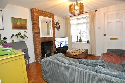 2 bedroom semi-detached house to rent, Alexandra Road, Egham TW20