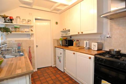 2 bedroom semi-detached house to rent, Alexandra Road, Egham TW20