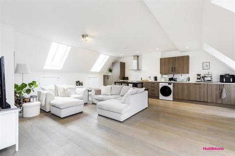 3 bedroom penthouse to rent, 94 Frobisher Road, London N8