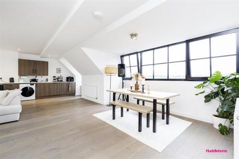 3 bedroom penthouse to rent, 94 Frobisher Road, London N8