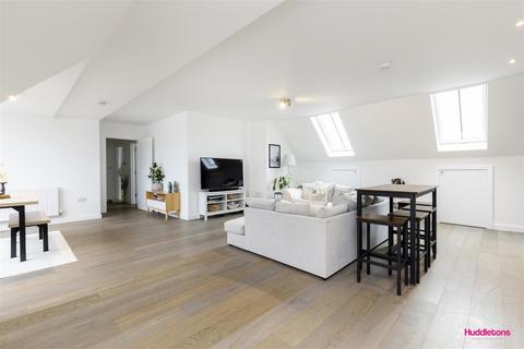 3 bedroom penthouse to rent, 94 Frobisher Road, London N8