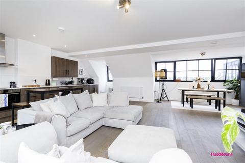 3 bedroom penthouse to rent, 94 Frobisher Road, London N8