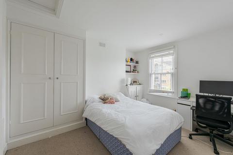 3 bedroom flat to rent, Ferndale Road, London SW4