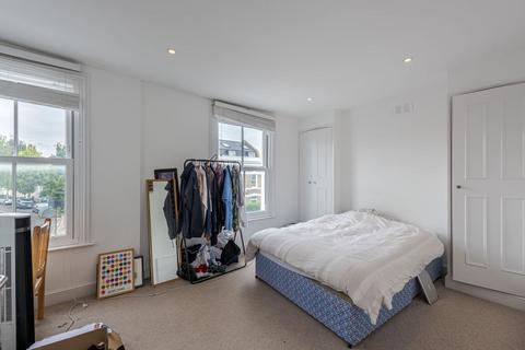 3 bedroom flat to rent, Ferndale Road, London SW4