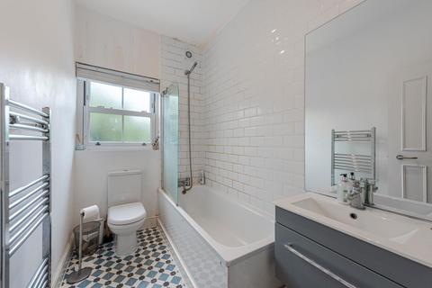 3 bedroom flat to rent, Ferndale Road, London SW4