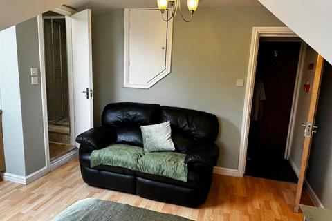 Studio to rent, Dewsbury Road, Leeds LS11