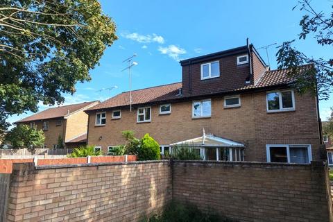 4 bedroom end of terrace house to rent, Hawkswell Close, Woking GU21