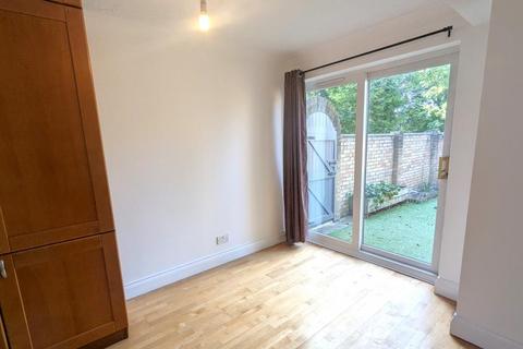 4 bedroom end of terrace house to rent, Hawkswell Close, Woking GU21