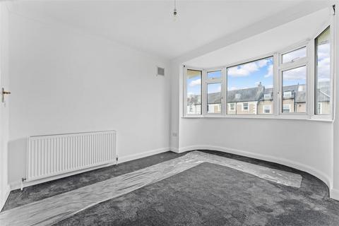 2 bedroom flat for sale, Holmesdale Road, London