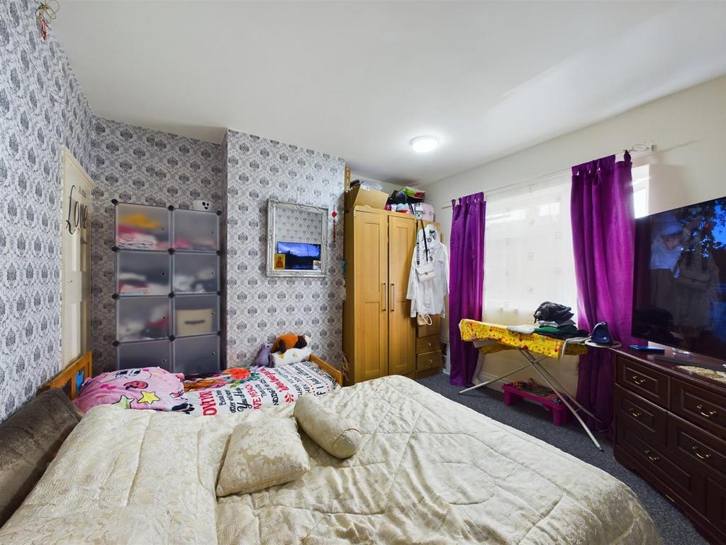 Bedroom 1.jpg
