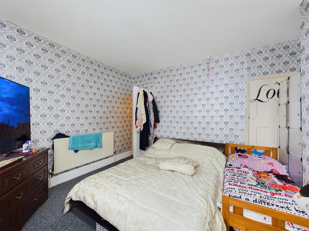 Bedroom 1 (2).jpg