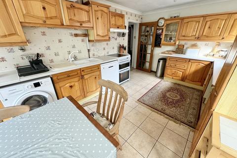 4 bedroom bungalow for sale, Flowers Drove, Lytchett Matravers, Poole, BH16