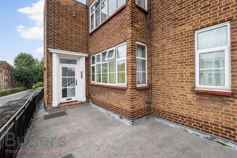 3 bedroom flat to rent, Brighton Road, Sutton