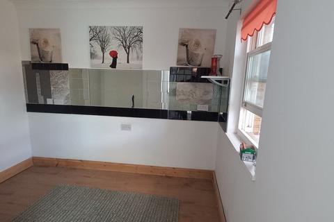 5 bedroom ground floor maisonette to rent, Worple Road, Epsom, Surrey. KT18
