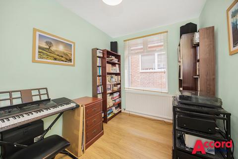 19 Irons Way, Romford, RM5 3RJ