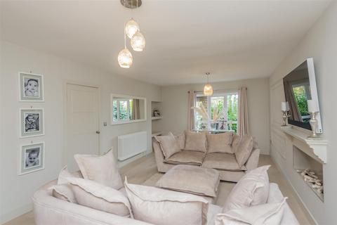 4 bedroom detached house for sale, Whitehall Road, New Farnley, Leeds