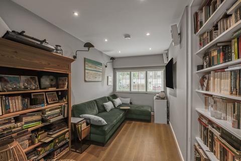 21 Regal Close, London, W5 2SB
