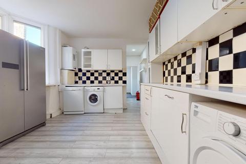 4 bedroom terraced house to rent, Ivydale Road, London SE15