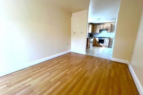 2 bedroom flat to rent, London Road, Grays RM20