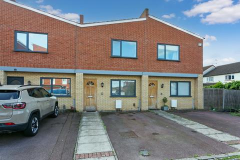 2 bedroom terraced house for sale, Farnburn Avenue, Slough SL1