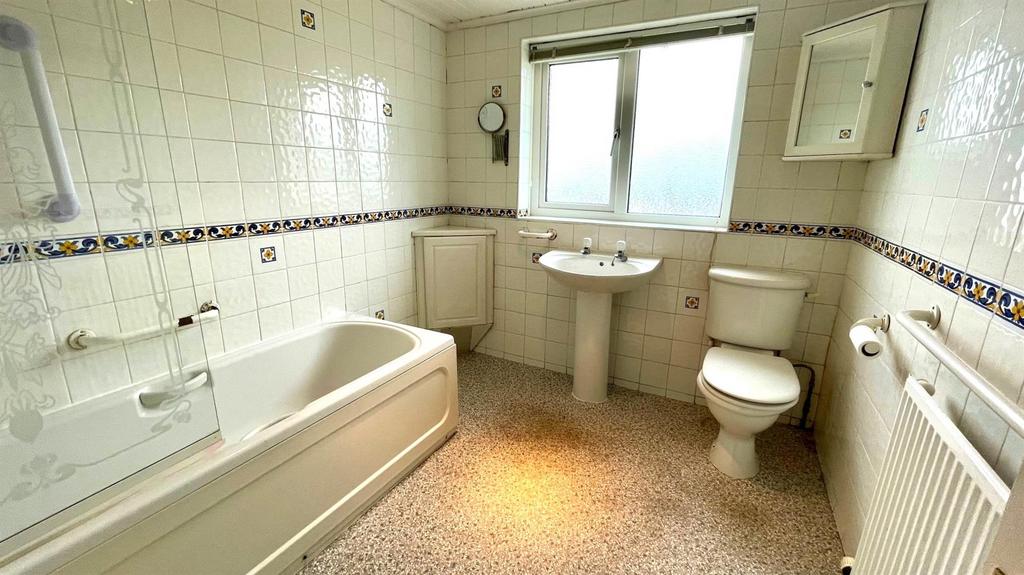 Tiled 3 piece bathroom