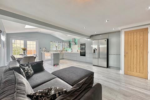 14 Harris Close, Romford, RM3 8PQ