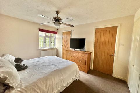 14 Harris Close, Romford, RM3 8PQ