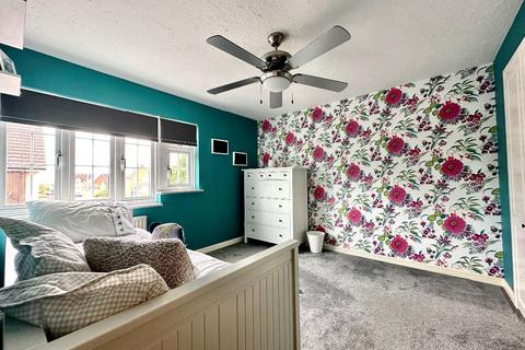14 Harris Close, Romford, RM3 8PQ