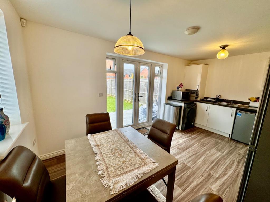 Kitchen/ Dining Room