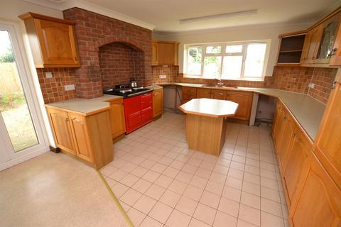 4 bedroom detached house to rent, Grange Close, Briston