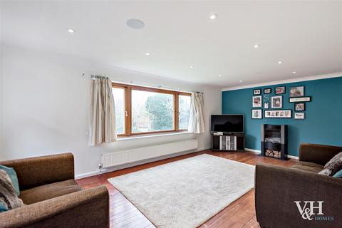 4 bedroom detached house to rent, Ashdown Road, Epsom KT17