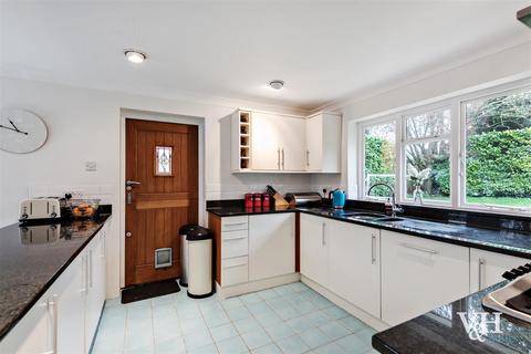 4 bedroom detached house to rent, Ashdown Road, Epsom KT17