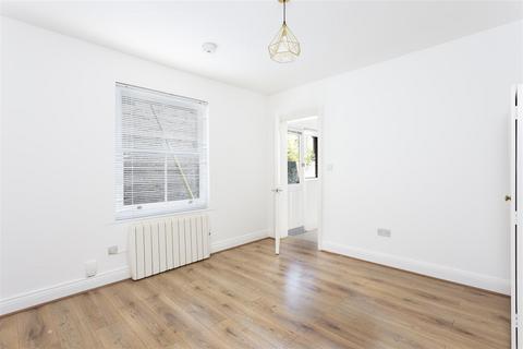 Studio to rent, Albany Road, Ealing W13