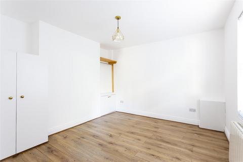 Studio to rent, Albany Road, Ealing W13