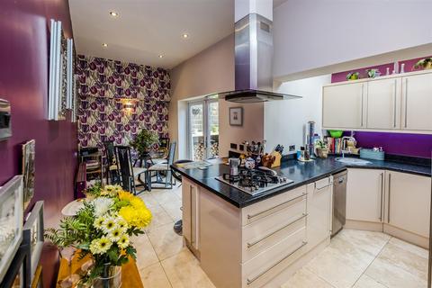 4 West View, Paddock, Huddersfield, HD1 4TX