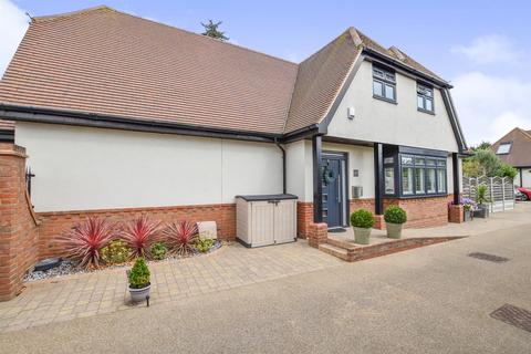 3 bedroom detached house for sale, Lynton Gate, Hadleigh