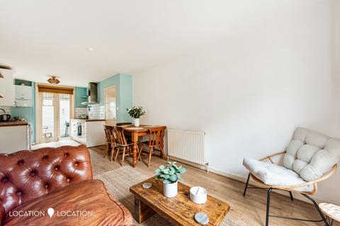 1 bedroom flat for sale, Shacklewell Lane, London, E8